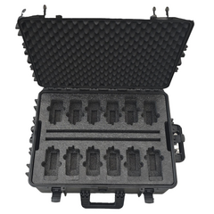 Stor og solid oppbevaringskoffert (IP65) hvor du får plass til 12 stk. radioer og nederst i kofferten er det plass til laderack.
Kofferten leveres med hjul og håndtak og 4 låser. Den passer til radioene fra Zodiac D-serien og Hytera PD/HP-serien.