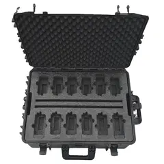 Stor og solid oppbevaringskoffert (IP65) hvor du får plass til 12 stk. radioer og nederst i kofferten er det plass til laderack.
Kofferten leveres med hjul og håndtak og 4 låser. Den passer til radioene fra Zodiac D-serien og Hytera PD/HP-serien.