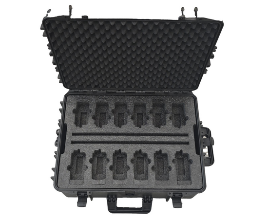 Stor og solid oppbevaringskoffert (IP65) hvor du får plass til 12 stk. radioer og nederst i kofferten er det plass til laderack.
Kofferten leveres med hjul og håndtak og 4 låser. Den passer til radioene fra Zodiac D-serien og Hytera PD/HP-serien.