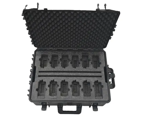 Stor og solid oppbevaringskoffert (IP65) hvor du får plass til 12 stk. radioer og nederst i kofferten er det plass til laderack.
Kofferten leveres med hjul og håndtak og 4 låser. Den passer til radioene fra Zodiac D-serien og Hytera PD/HP-serien.